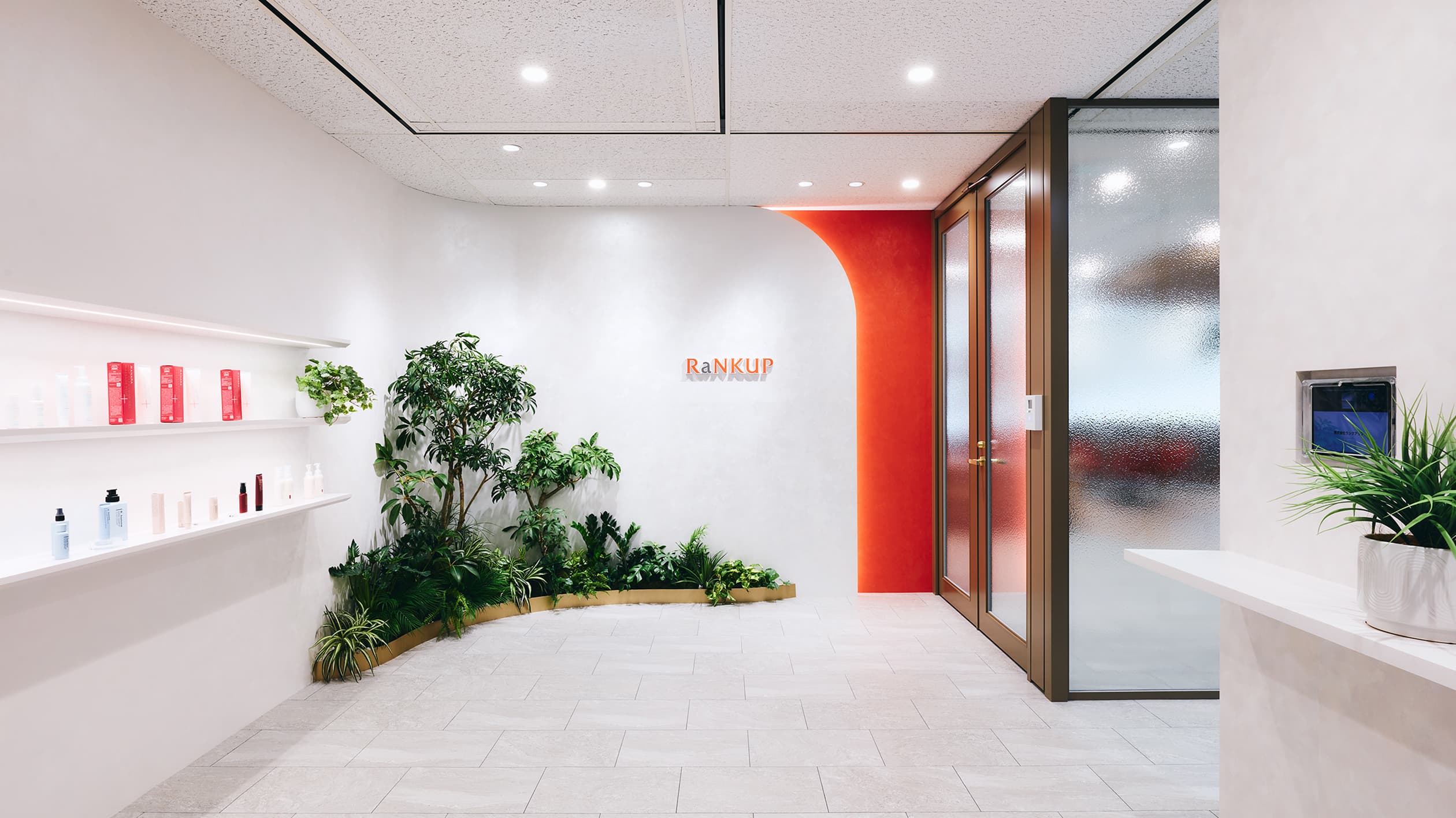 ENTRANCE 01