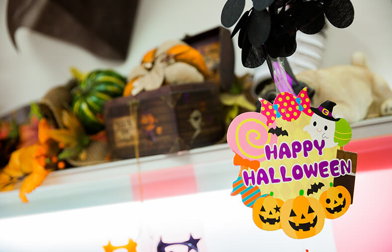 エントランスもハロウィンの季節に合わせて模様替え！